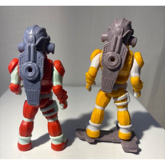 Maxi Kinder Surprise 2024 Spacemen Space Astronaut Figures Easter Yellow Red - Picture 5 of 5